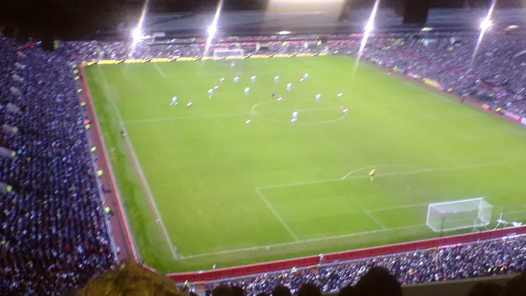 主教练在场边指挥比赛的赛场实拍(过渡期教练的作用)